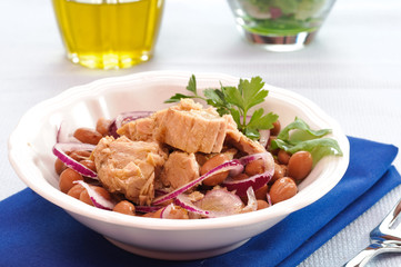 Insalata di tonno, fagioli e cipolla