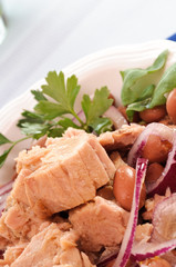 Insalata di tonno, cipolla e fagioli, close-up