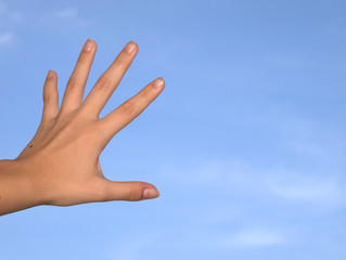 青空に広げる手