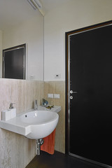 piccolo bagno moderno con lavabo di ceamica bianca