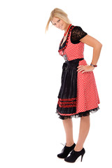 Hübsche blonde Frau im rot weißen Dirndl