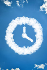 Naklejka premium Uhr aus Wolken