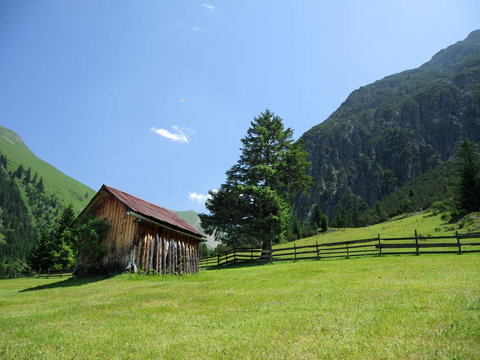 Holzh&uuml;tte in den Alpen