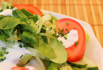 Vogerlsalat mit Tomaten