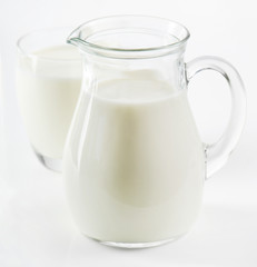 Obraz na płótnie Canvas Glass jug and glass with milk
