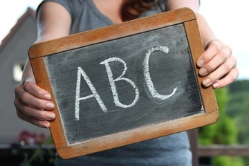 alte Schultafel mit Kreideschrift ‘ABC'