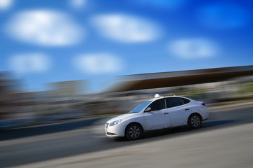 Plakat Biały samochód przyspiesza z motion blur z nieba