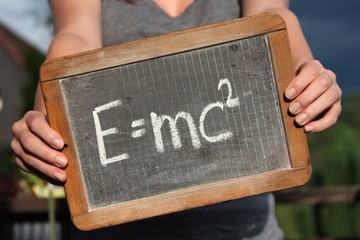 alte Schultafel mit physikalischer Formel ‘E=mc²'