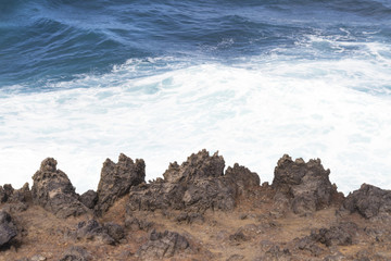Rochers de lave acérés en bord de mer à l'île de La Réunion