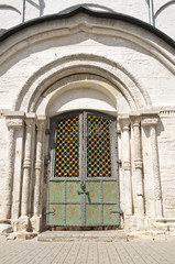 Fototapeta na wymiar Starożytna brama do kościoła w Suzdal