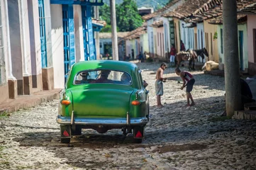 Tuinposter verkeer in de oude Cubaanse straat © asaflow