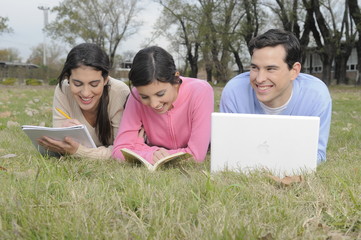 estudiantes universitarios sonrientes en campus