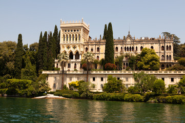 Fototapeta na wymiar Villa auf Isola di Garda