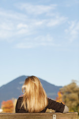 Frau alleine im Park