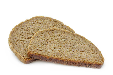 Roggenvollkornbrot auf weißem Hintergrund