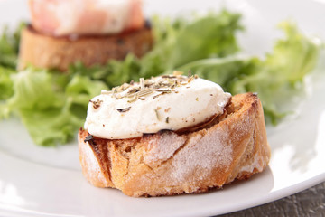 bread with goat cheese and walnut