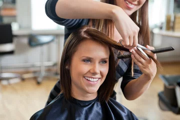 Crédence de cuisine en verre imprimé Salon de coiffure Woman Getting a Haircut