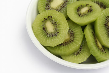 ciotola di kiwi_sfondo bianco
