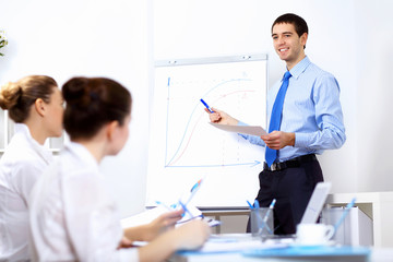 Obraz premium Young businessman in the office