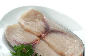 tranci di pesce spada su piatto_sfondo bianco