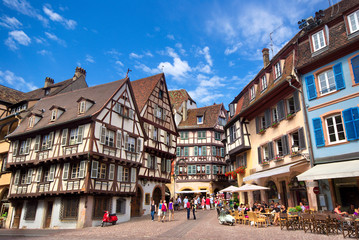 Scène urbaine dans la ville de Colmar , Alsace (Fr). - obrazy, fototapety, plakaty