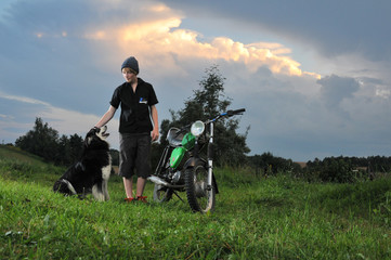 Mit Hund und Moped