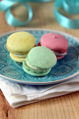 drei farbige macarons