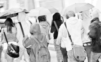 Menschen mit  Regenschirm, unscharf