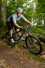 Fototapeta premium Rowerzyści górscy w downhillu