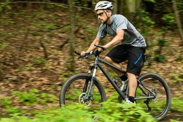 Mountainbiker im Downhill