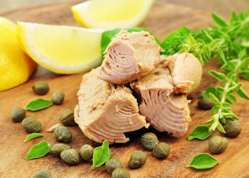 Thunfisch mit Kapern und Zitrone