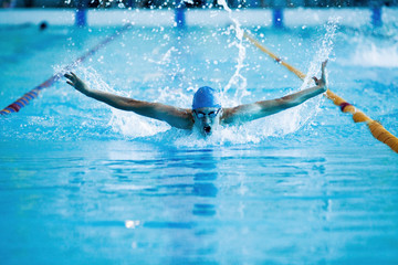 Fototapeta premium man swims the butterfly