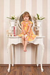 Obraz premium mädchen auf schminktisch