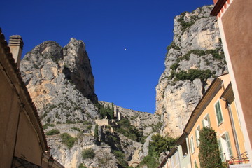 Moustiers et l'étoile