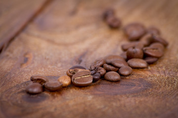 Kaffeebohnen auf Holz
