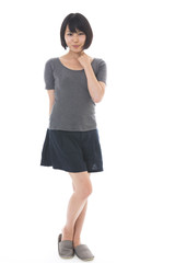 若い女性　全身