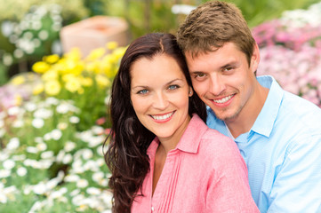 Obraz premium Happy couple embracing in nature garden