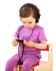 Mädchen hört Musik mit einem mp3 Player