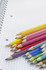Buntstifte auf kariertem Papier