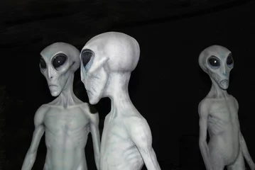 Selbstklebende Fototapete UFO Drei Außerirdische