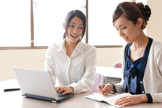asian businesswomen working