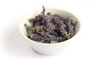 Bol de lavande isolé