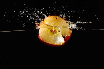 Crédence de cuisine en verre imprimé Éclaboussures deau Pomme coupée en deux tombant dans l& 39 eau avec une éclaboussure