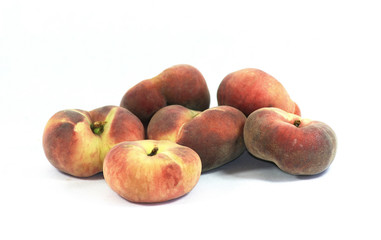 Des pêches plates sur fond blanc