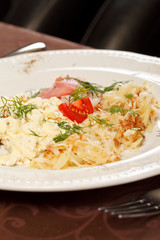 Scrambled eggs with bacon and tomato