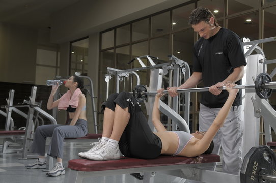 pareja levantando pesas en gimnasio