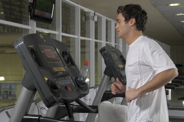 Hombre joven haciendo gimnasia