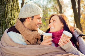 kaffe trinken im herbst