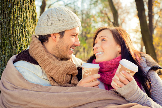 kaffe trinken im herbst