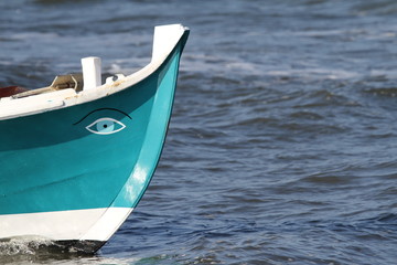 étrave de bateau traditionnel en bois